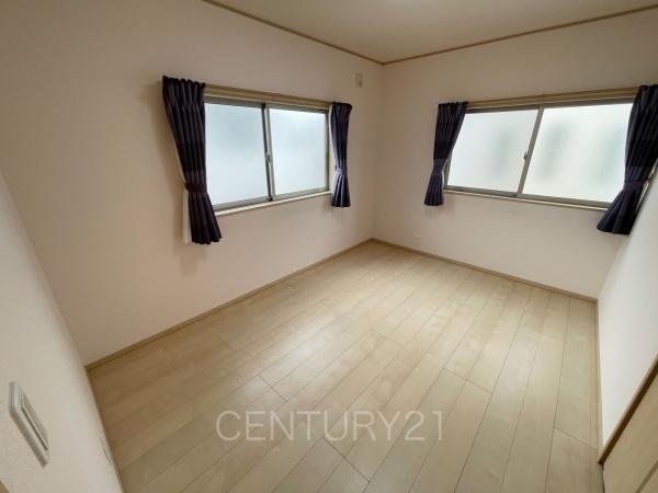 前橋市北代田町中古住宅の洋室|２面採光の明るい洋室です。