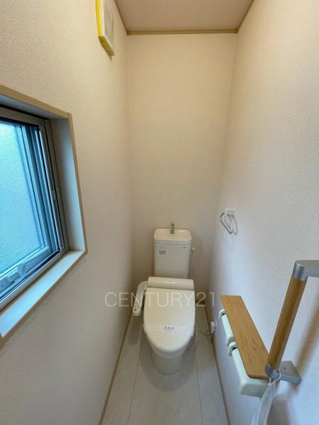 前橋市北代田町中古住宅のトイレ|２階トイレです。
温水シャワー洗浄機能付きです。
