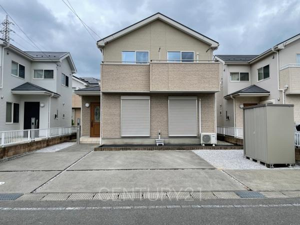 前橋市北代田町中古住宅の前面道路含む現地写真|並列駐車可能な駐車場スペースです。