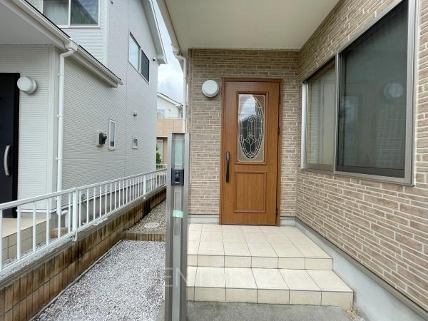 前橋市北代田町中古住宅の玄関|スマートキー付きの玄関。
鍵を探すことなくドアの開閉が可能です。
郵便物を守る鍵付きポストです。
インターホンは録画機能付きで防犯面に優れます。