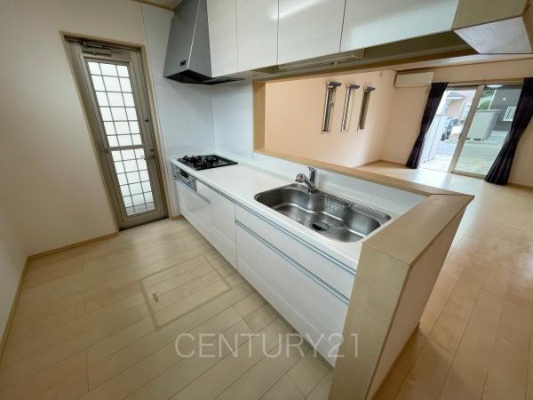 前橋市北代田町中古住宅のキッチン|シンクも大きく洗い物もしやすい浄水器付。シャワーヘッドは引き出し可能、シンクの隅々まで洗い流せます。
