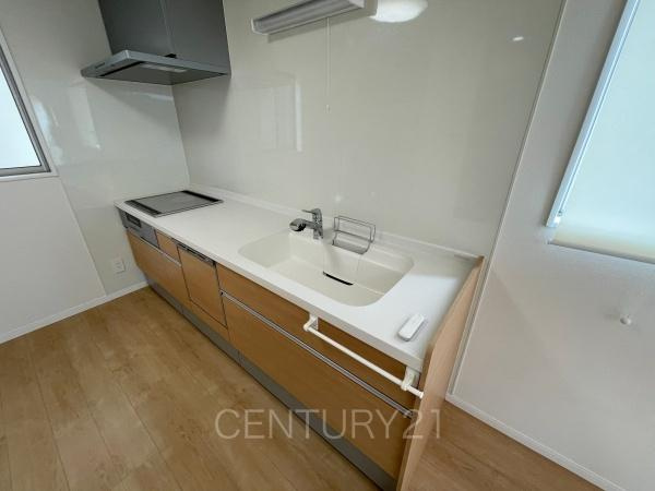 前橋市北代田町中古住宅のキッチン|シンクも大きく洗い物もしやすい浄水器付。シャワーヘッドは引き出し可能、シンクの隅々まで洗い流せます。
食器洗い乾燥機付きです。