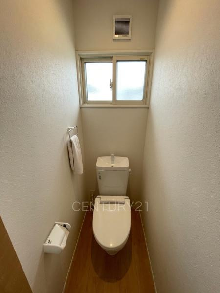 前橋市北代田町中古住宅のトイレ|２階トイレです。
温水シャワー洗浄機能付きです。