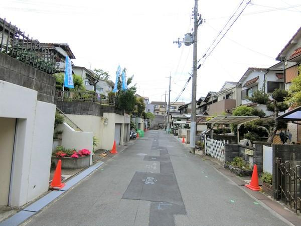 枚方市 招提大谷 3丁目  中古 一戸建ての前面道路含む現地写真