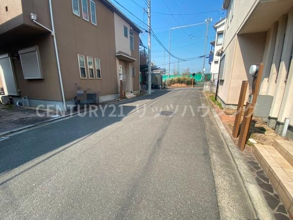 交野市 神宮寺 ２丁目　中古 一戸建ての前面道路含む現地写真