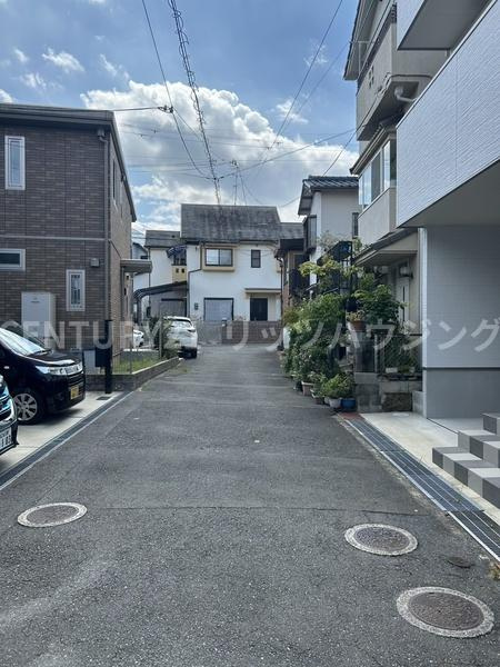 交野市 星田 ２丁目　中古 一戸建ての前面道路含む現地写真