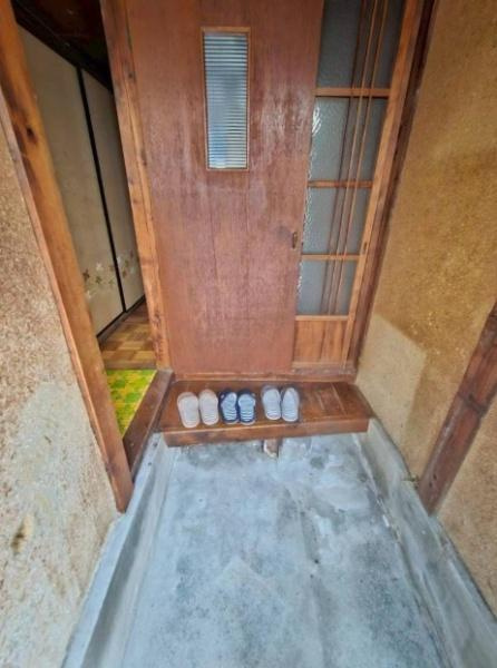 守口市 南寺方中通 １丁目　中古 戸建の玄関