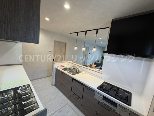 枚方市 大峰元町 ２丁目　中古 一戸建てのキッチン|三口コンロでグリル付きです。