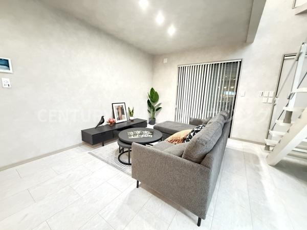 枚方市 大峰元町 ２丁目　中古 一戸建ての居間・リビング|約20.75帖のお部屋でゆったり過ごして頂けます。
