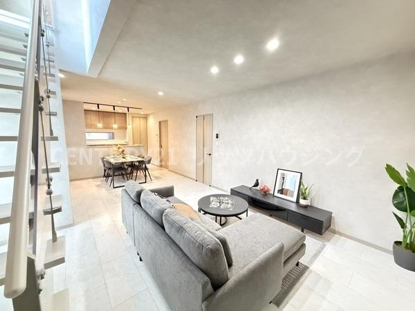 枚方市 大峰元町 ２丁目　中古 一戸建ての居間・リビング|L字ソファーや、ダイニングテーブルを置いて頂いても、余裕を持って家具の設置を楽しんで頂けます。