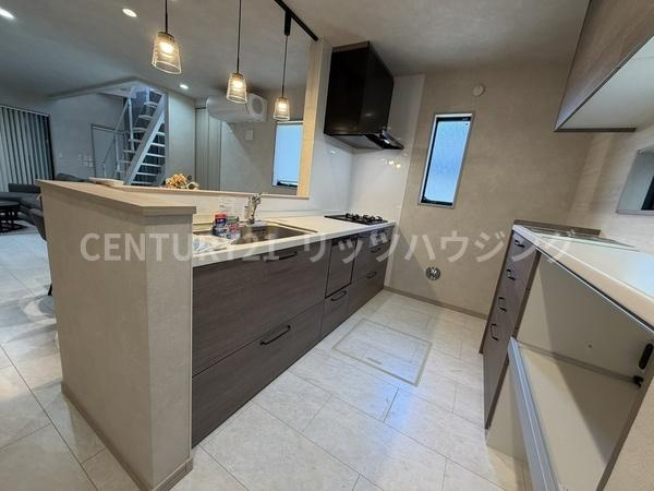 枚方市 大峰元町 ２丁目　中古 一戸建てのキッチン|収納が多いので、シンク周りも綺麗な状態を保ちながら、お料理して頂けます。