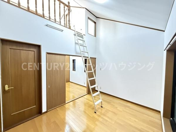 枚方市 野村元町　中古 一戸建ての子供部屋|約6帖のお部屋で、ロフトに繋がっていますので陽当たりは良好です。