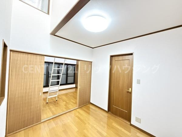 枚方市 野村元町　中古 一戸建ての洋室|吹き抜けになっている約4.5帖のお部屋です。
