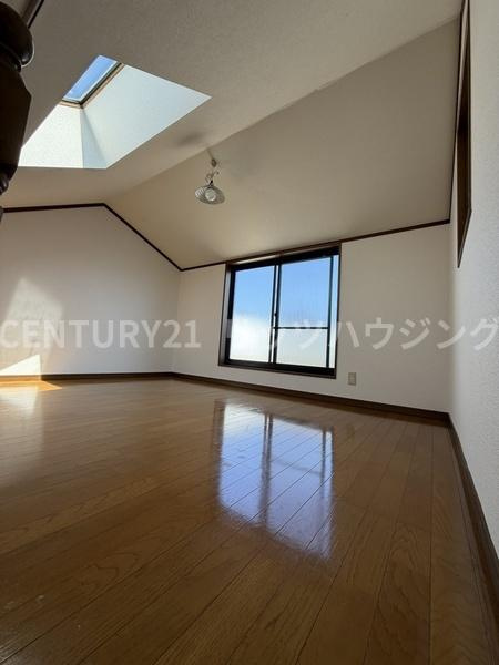 枚方市 野村元町　中古 一戸建ての収納|ルーフバルコニーに面していますので、陽当たり良好です。