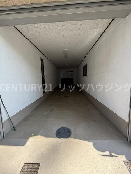 枚方市 野村元町　中古 一戸建ての駐車場|車庫は21.39m2ありますが、車種によりますので、現地をご確認下さい。