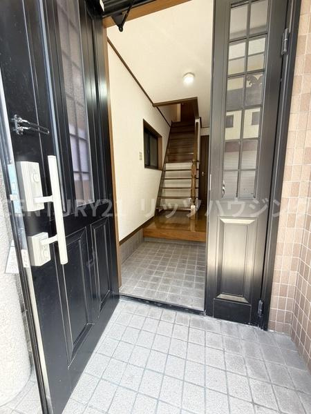 枚方市 野村元町　中古 一戸建ての玄関|玄関も広々していますので、ぜひ現地をご確認下さい。