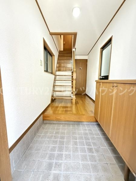 枚方市 野村元町　中古 一戸建ての玄関|玄関にもしっかり収納がございます。