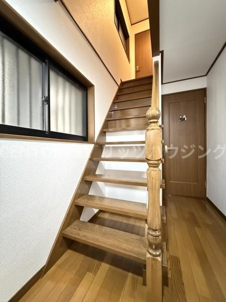 枚方市 野村元町　中古 一戸建ての内装|2階に上がる階段です。