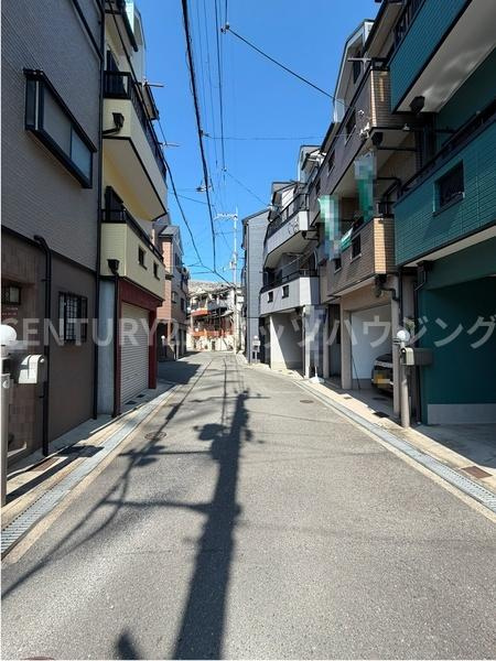 枚方市 野村元町　中古 一戸建ての前面道路含む現地写真|前道は4.7ｍありますので、ゆとりを持って駐車頂けます。