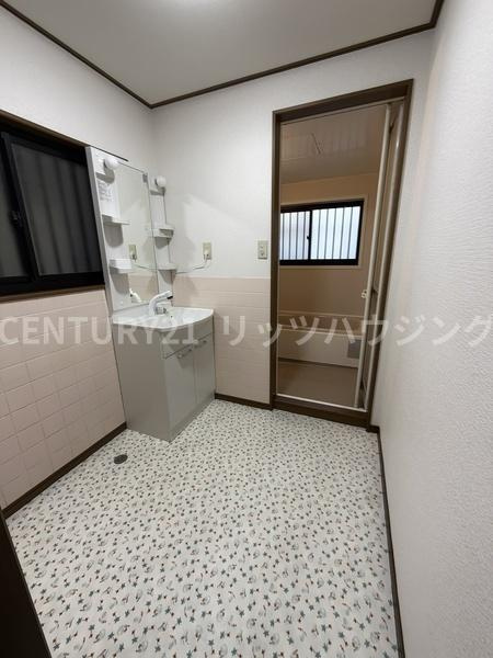 枚方市 野村元町　中古 一戸建ての独立洗面台|洗面所は、広々としていますので朝の支度も快適にして頂けます。
