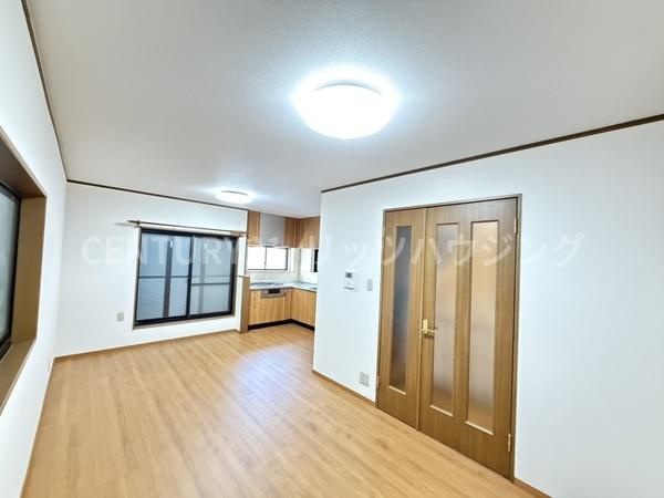 枚方市 野村元町　中古 一戸建ての居間・リビング|約12.5帖あり、バルコニーに面してます。