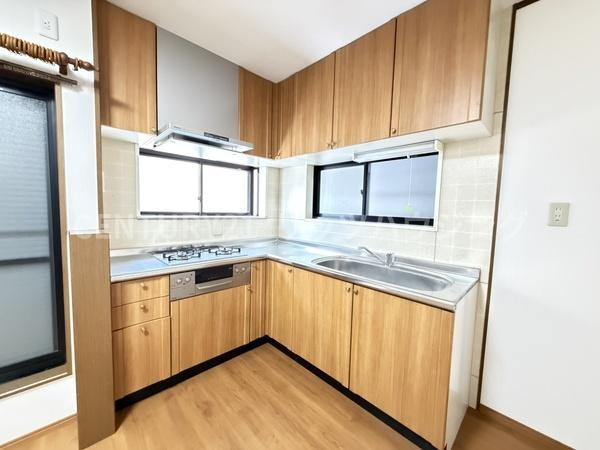 枚方市 野村元町　中古 一戸建てのキッチン|三口コンロでグリル付きです。