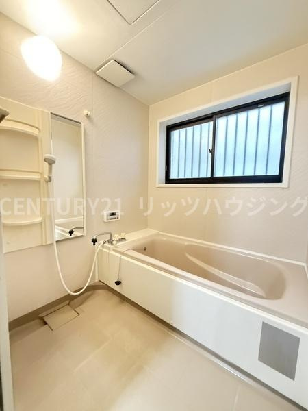 枚方市 野村元町　中古 一戸建ての浴室|換気もできる窓付で、広いバスなので1日の疲れを癒して頂けます。