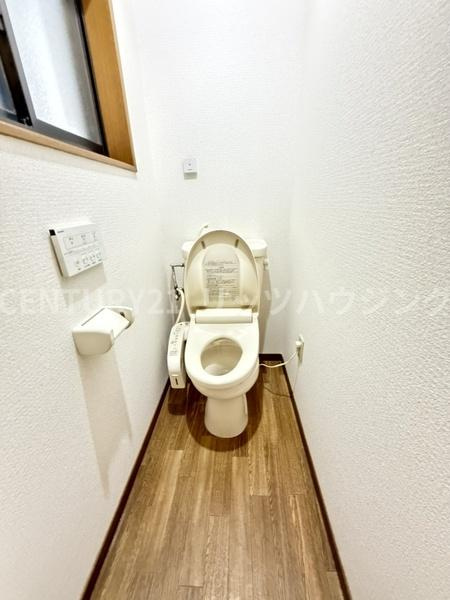 枚方市 野村元町　中古 一戸建てのトイレ|窓付トイレです。