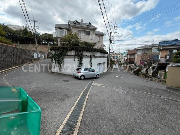 寝屋川市 成田南町　中古 一戸建ての前面道路含む現地写真