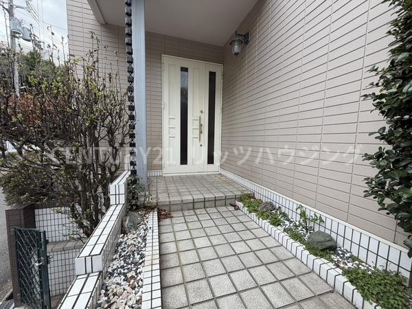 寝屋川市 成田南町　中古 一戸建ての玄関