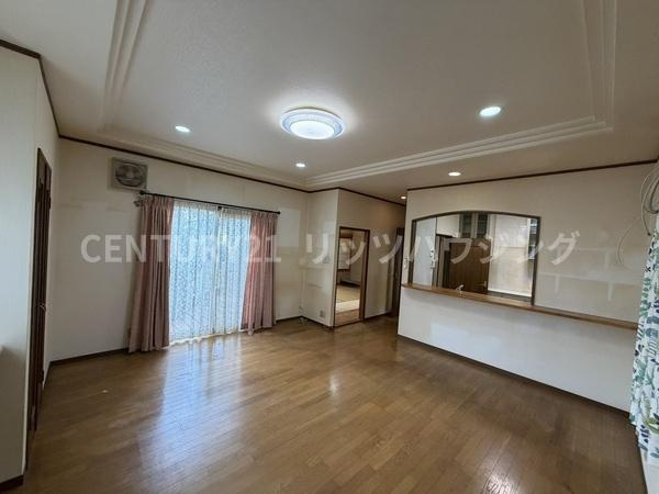 寝屋川市 成田南町　中古 一戸建ての居間・リビング