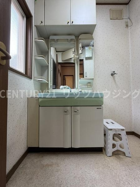 寝屋川市 成田南町　中古 一戸建ての独立洗面台