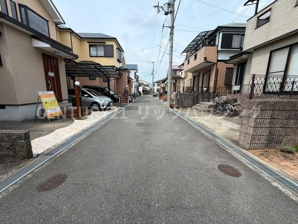 枚方市 東山 １丁目　中古 一戸建ての前面道路含む現地写真