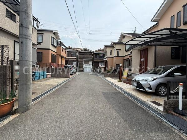枚方市 東山 １丁目　中古 一戸建ての前面道路含む現地写真