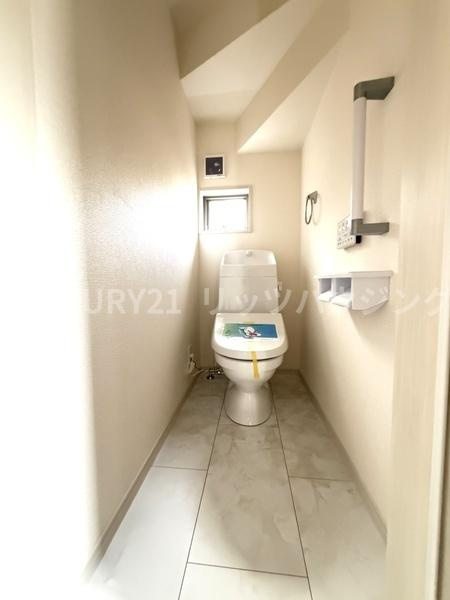 寝屋川市 高柳 ７丁目　新築 一戸建て　１０期　１号棟のトイレ|トイレは1階、2階両方にあります。