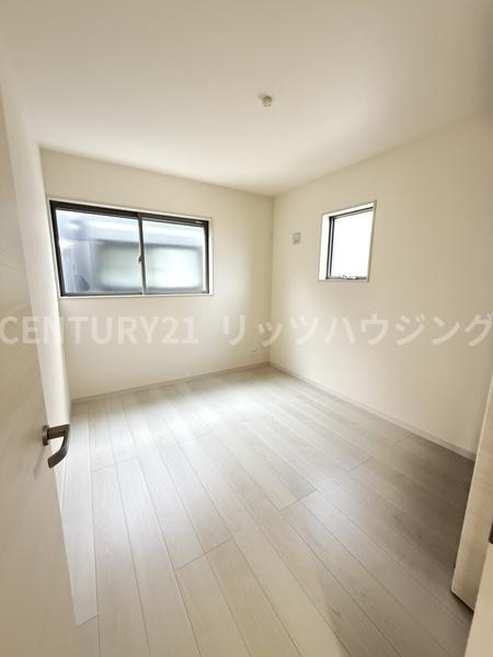 寝屋川市 高柳 ７丁目　新築 一戸建て　１０期　１号棟の子供部屋|6.2帖のお部屋でお子様にとって広々と使って頂けると思います。