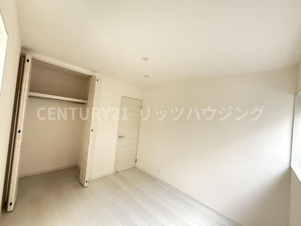 寝屋川市 高柳 ７丁目　新築 一戸建て　１０期　１号棟の収納|広々としたクローゼットなので荷物が多くても安心して収納頂けます。