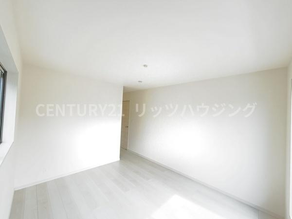 寝屋川市 高柳 ７丁目　新築 一戸建て　１０期　１号棟の洋室|壁、床が白に統一されていますので清潔感があり、窓が多く陽当たりも良好です。