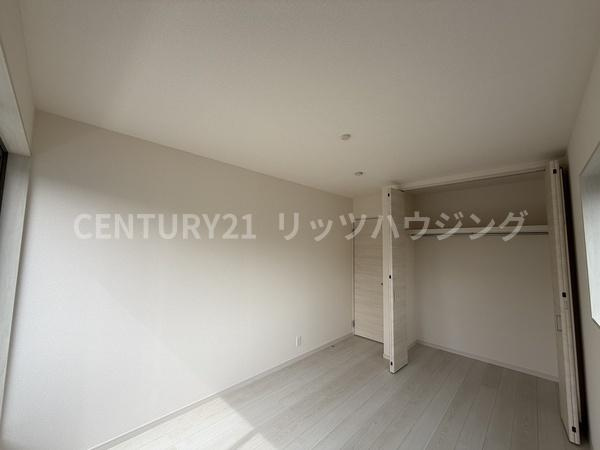 寝屋川市 高柳 ７丁目　新築 一戸建て　１０期　１号棟の洋室|ウォークインクローゼットがあり、多くの収納が可能です。