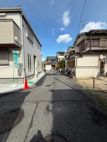 寝屋川市 高柳 ７丁目　新築 一戸建て　１０期　１号棟の前面道路含む現地写真|前道は位置指定道路ですが、ゆとりをもって駐車頂けます。
