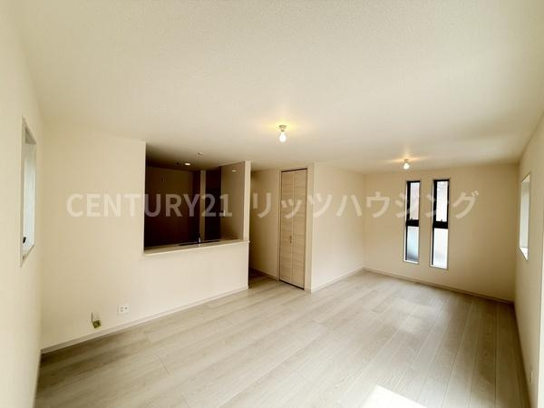 寝屋川市 高柳 ７丁目　新築 一戸建て　１０期　１号棟の居間・リビング|LDK収納ございます。