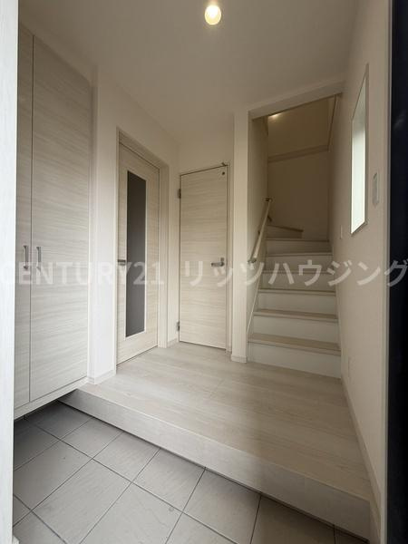 寝屋川市 高柳 ７丁目　新築 一戸建て　１０期　１号棟の玄関|大きい収納スペースがありますので、ぜひ現地をご確認下さい。