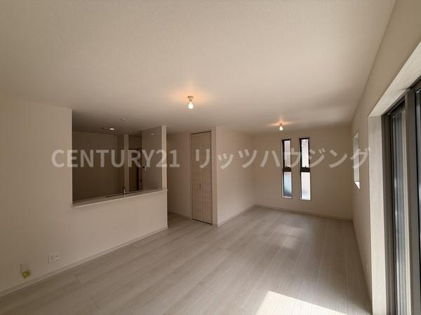 寝屋川市 高柳 ７丁目　新築 一戸建て　１０期　１号棟の居間・リビング|LDKは17帖で広々としていますのでゆったりくつろいで頂けます。