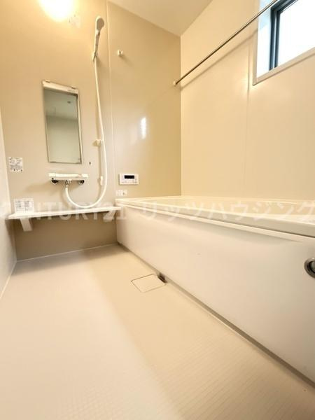 寝屋川市 高柳 ７丁目　新築 一戸建て　１０期　１号棟の浴室|1日の疲れを癒して頂けるスペースでは、広々としていますのでゆっくりして頂けます。