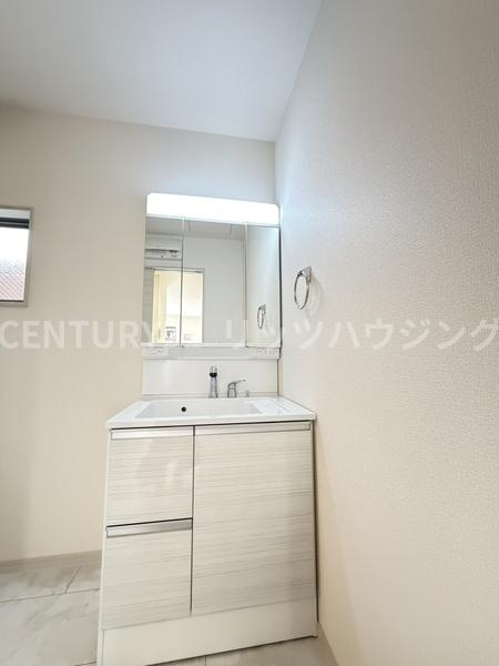 寝屋川市 高柳 ７丁目　新築 一戸建て　１０期　１号棟の独立洗面台|3面鏡付き洗面台です。