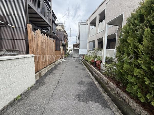 枚方市 田口 1丁目　中古 一戸建ての前面道路含む現地写真