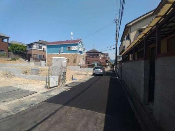 枚方市 香里ケ丘 １１丁目　第５　新築 一戸建　２号棟の前面道路含む現地写真