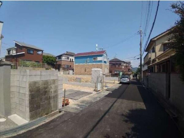 枚方市 香里ケ丘 １１丁目　第５　新築 一戸建　２号棟の前面道路含む現地写真