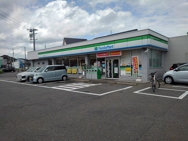 エアリーウッドの周辺|ファミリーマート　上野店まで200m