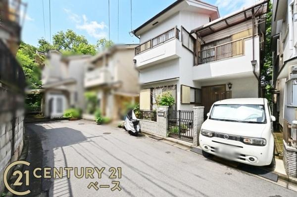 柏原市国分市場１丁目の中古一戸建の前面道路含む現地写真|■現地撮影写真■前面道路は広々開放的で駐車ラクラク！
